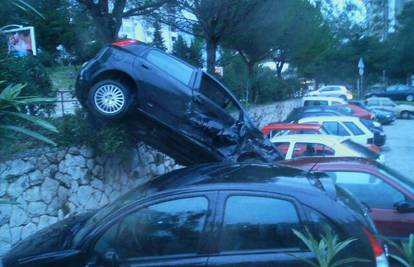 Split: Sudario se pa sletio s ceste na parkirane aute