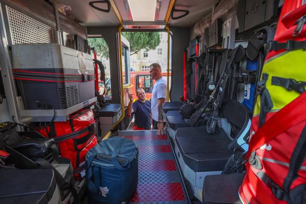 Stipe Miočić prvi se put u životu spustio niz šipku u vatrogasnoj postrojbi Zagreb