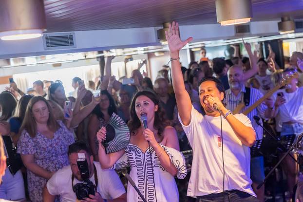 Split: Atmosfera na trajektu koji vozi na koncert Trag u beskraju