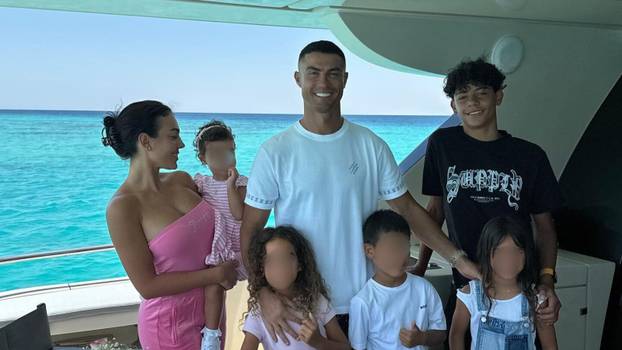 Georgina u tangicama na palači na vodi. Luksuz po mjeri CR7