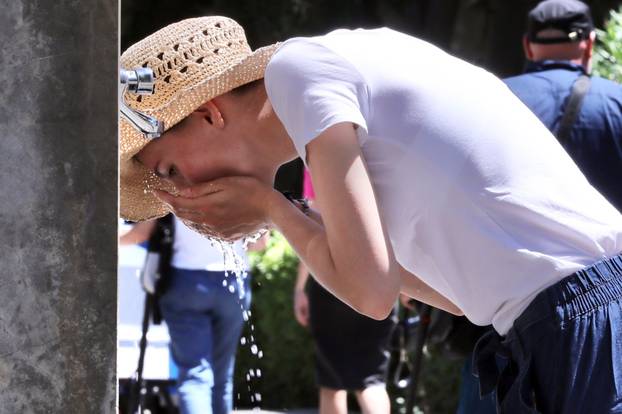 Split: Građani i turisti provode vrijeme u hladovini i traže osvježenje u fontanama