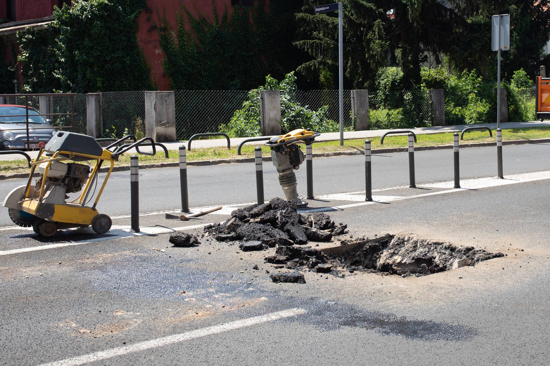 Vukovarska ulica u Zagrebu: Auto pao u rupetinu na cesti!