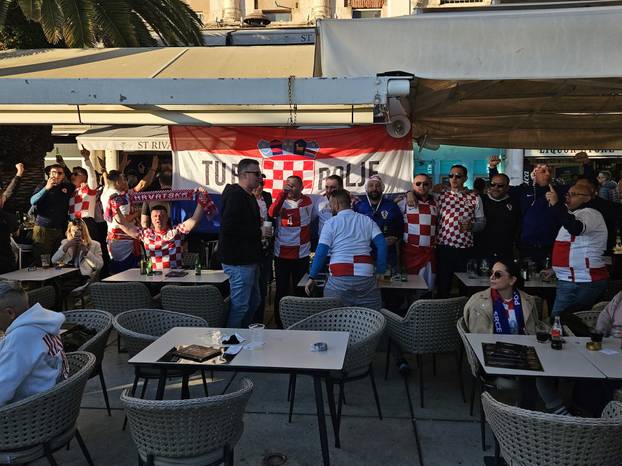 FOTO/VIDEO Navijači gradom prolaze s ogromnom zastavom! U navijačkoj zoni i Iris Livaja...