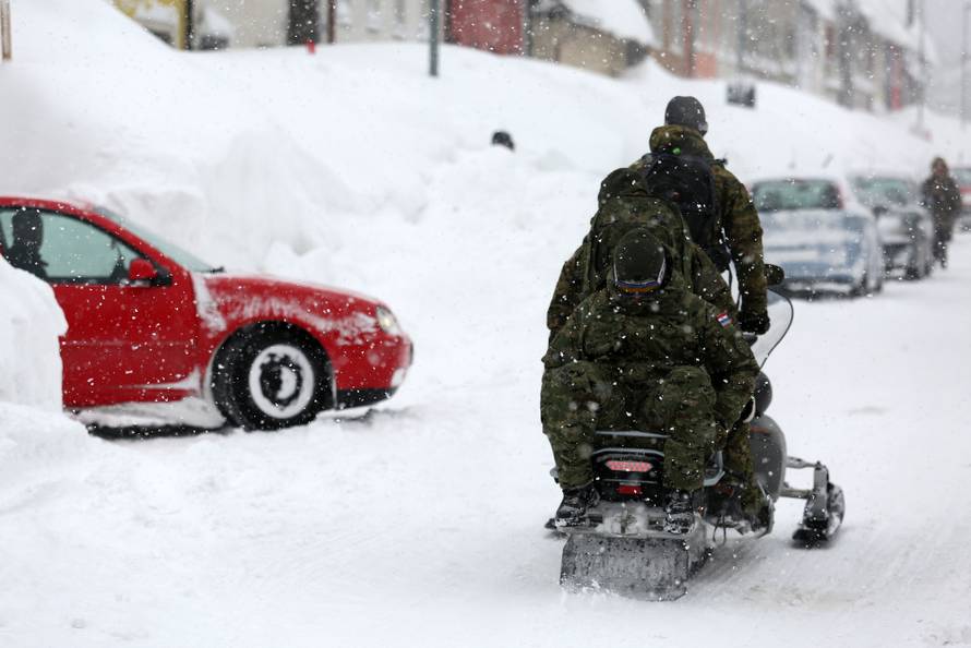 Zameteni u Delnicama: Nanosi snijega do balkona na 1. katu!