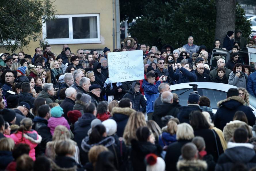 MetkoviÄ: Ispred Doma zdravlja odrÅ¾an skup podrÅ¡ke za doktoricu Kseniju Kaleb