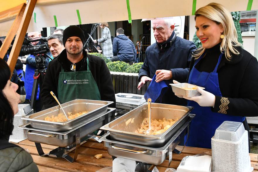 Požega: Tradicionalni Božićni domjenak za građane s tisuću porcija perkelta od soma