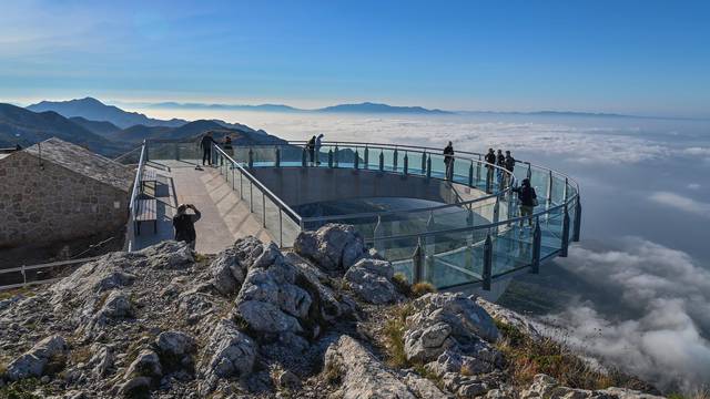 Makarska:  Malobrojni  turisti i izletnici uživaju u spektakularnom pogledu s vidikovca Nebeska šetnica - Skaywalk Biokovo