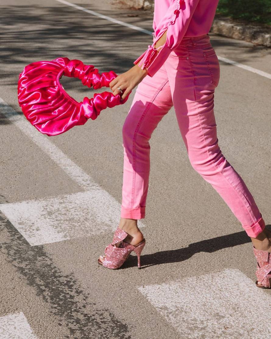 Ella oduševila izborom štikli, sa šljokasto ružičastih prešla na narančaste sa zlatnom petom