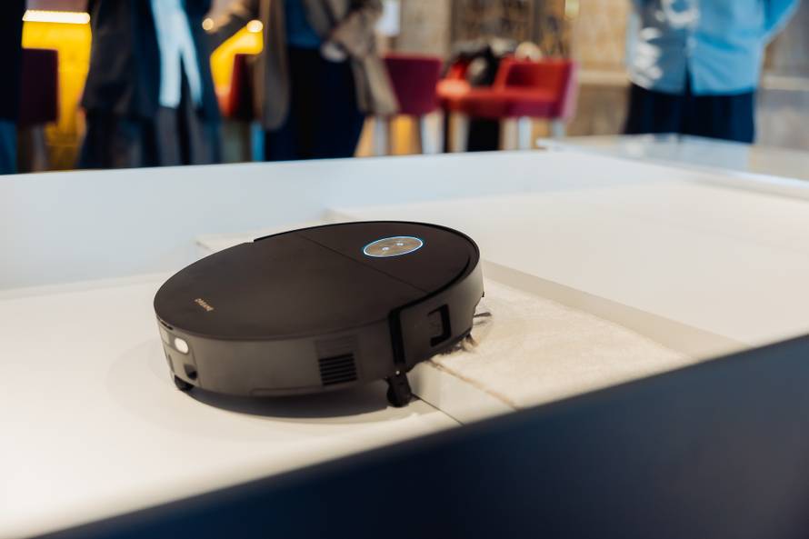 VIDEO Val kineskih robota iz Dreamea: Nose usisavače po kući, čiste prozore, bazene...