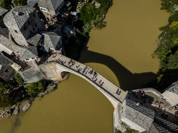 Neretva u Mostaru promijenila boju, više nije zelena nego smeđa i prljava