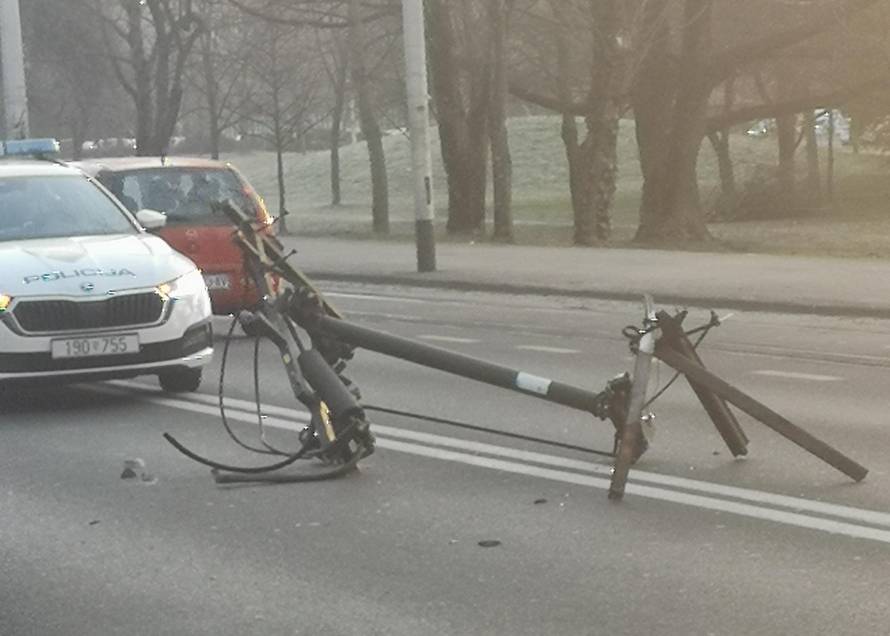 Dio tramvaja pao je na auto u Zagrebu: 'Da je bilo na šajbu, vozač se ne bi dobro proveo'