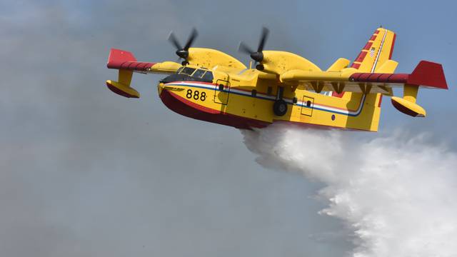 MORH objavio: Dva kanadera gase požar na otoku Korčuli