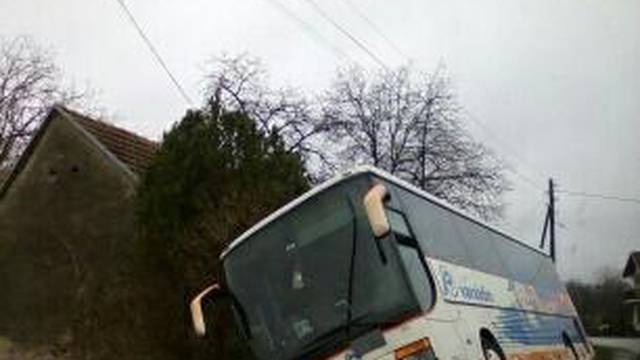 Vozača su morali izvlačiti van:  Autobus sletio s ceste u jarak
