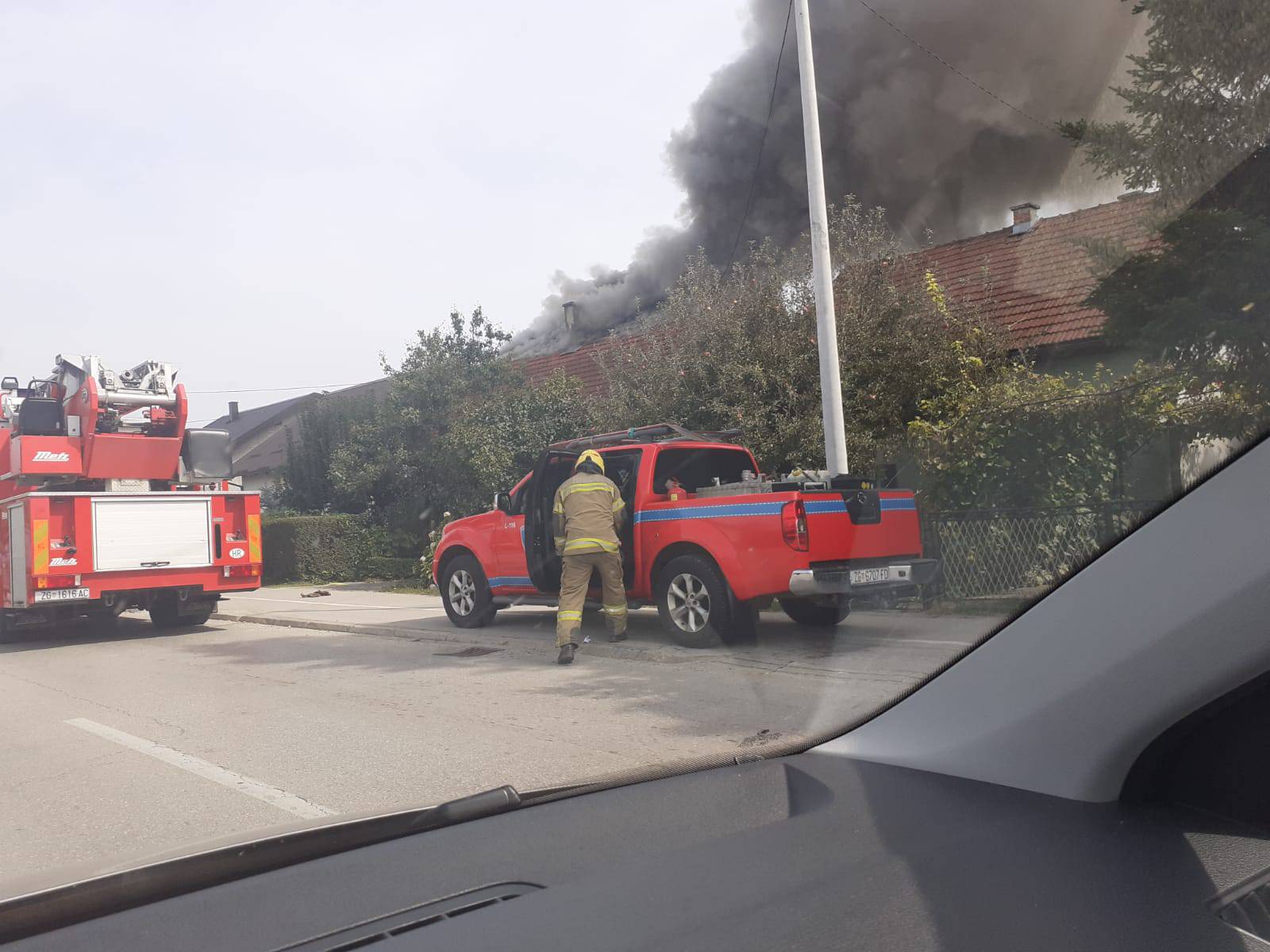 Zapalio se krov kuće u Ivanić Gradu: 'Užasno je izgledalo'