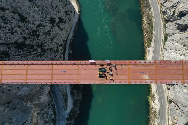 Pogled iz zraka: Spojen most u Omišu, traju zadnje pripreme za svečano otvorenje