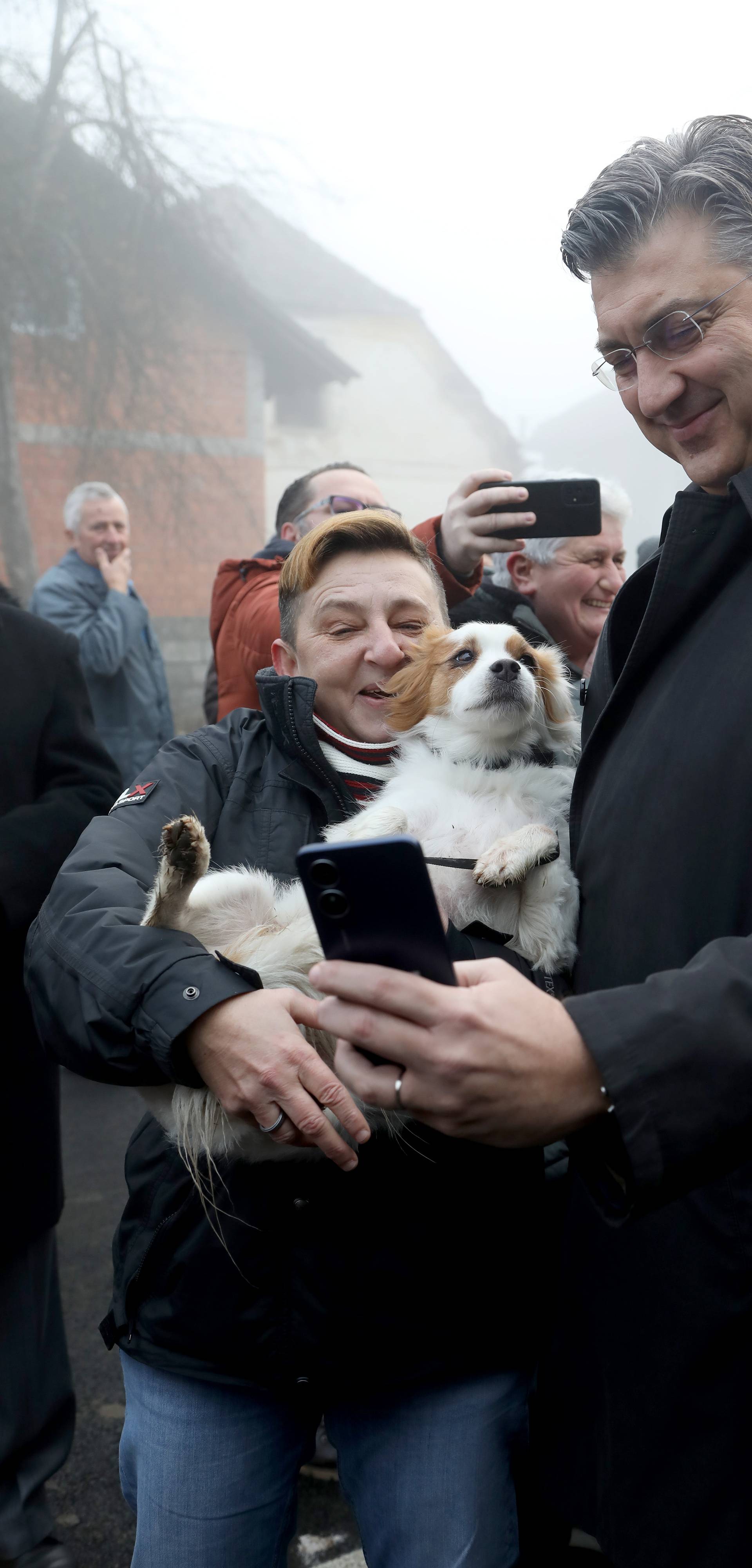 Andrej Plenković u obilasku Gline fotografirao se s psom i njegovom vlasnicom