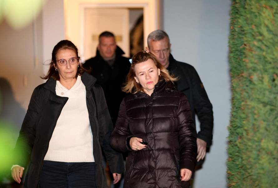 Inspektori ispred kuće Andrije Mikulića detaljno pretražili njegov automobil