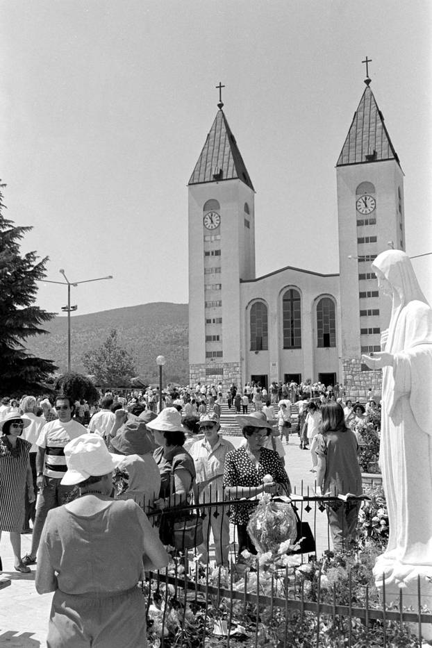 Brojni vjernici na obilježavanju 10. godišnjice ukazanja u Međurgorju, 25.6.1991.