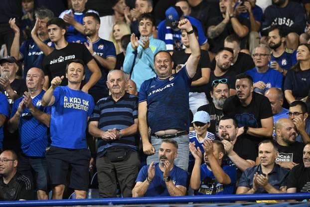 Atmosfera na tribinama tijekom utakmice Dinama i Vikinga u play-offu za ulazak u UEFA Ligu prvaka