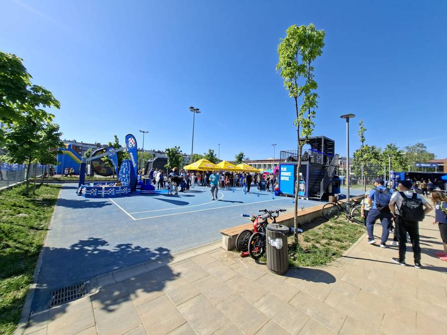 'Dinamovo' na Zapadu grada... Igrači zapjevali s navijačima, cijelo Špansko obojano u plavo!