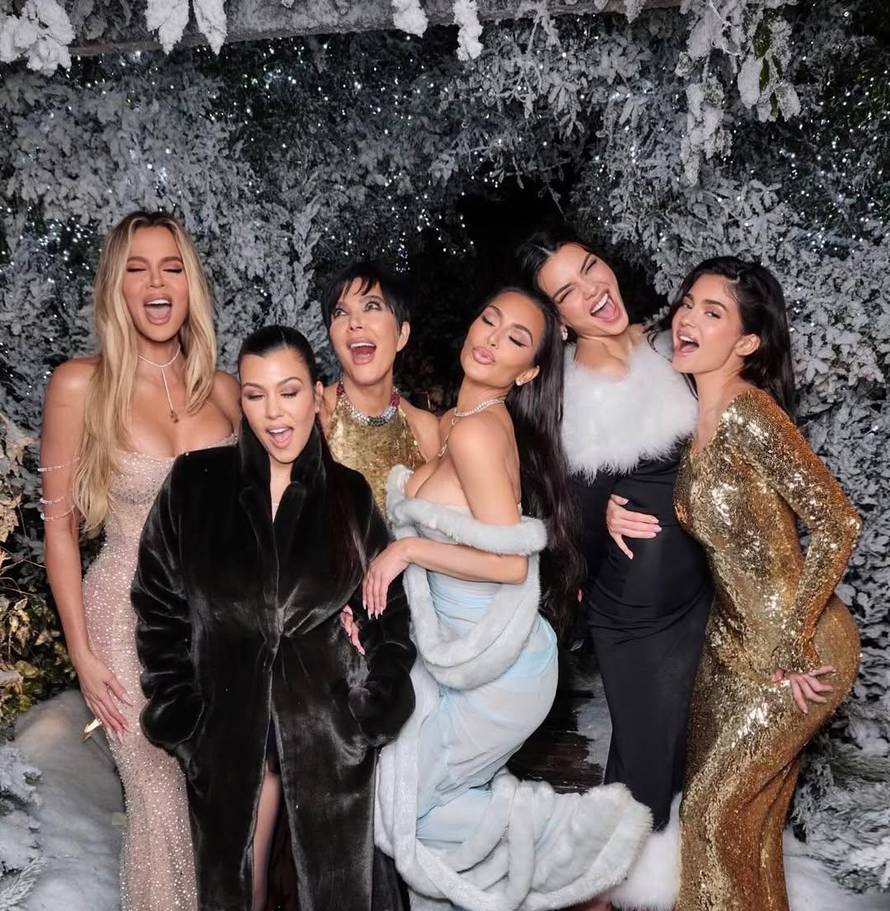 Kardashianke razjasnile misteriju: Evo tko im plaća raskošne božićne zabave