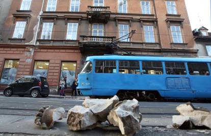 Srušio se dio balkona u centru Zagreba: Oštećen automobil