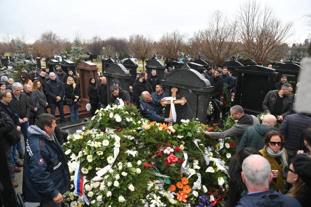 Beograd: Pogreb košarkaškog trenera Dejana Milojevića na Novom groblju