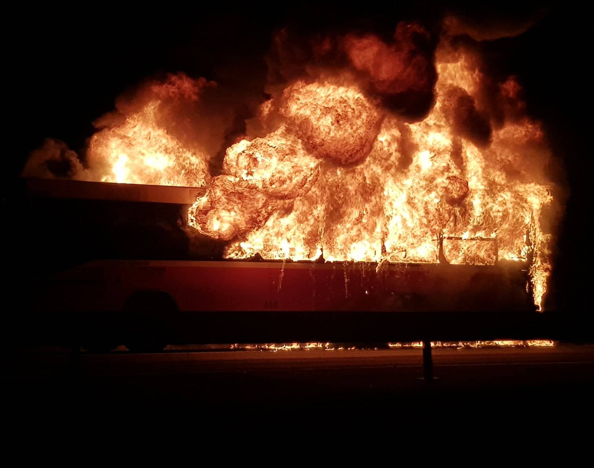 Strašna buktinja u Rijeci: Na vijaduktu planuo gradski bus