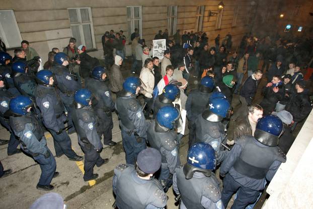 ARHIVA - Zagreb: Prosvjedi diljem zemlje zbog uhićenja Gotovine, razbijen i prozor na zgradi Vlade