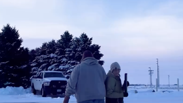 Razigrani baka i djed: Za novu godinu su na hladnoći i snijegu vodili bitku vodenim pištoljima
