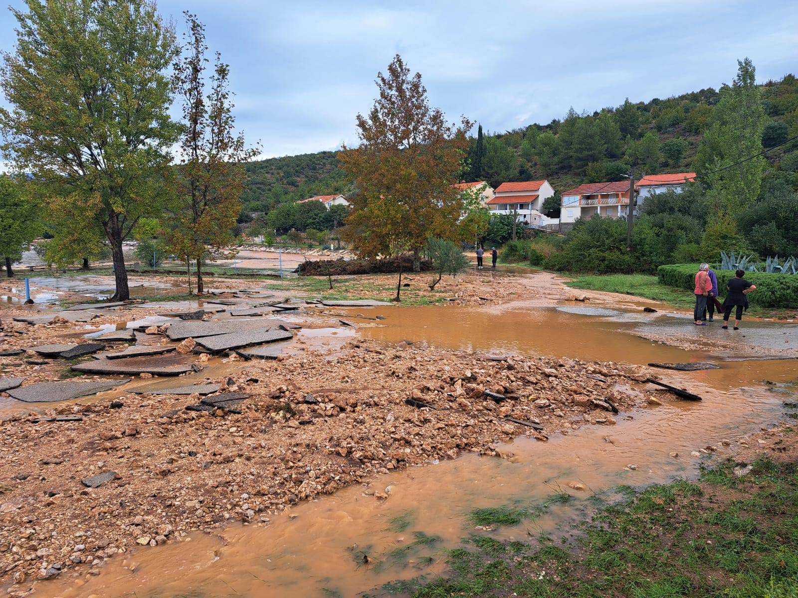 VIDEO Katastrofa kraj Obrovca: 'Umjesto ceste tu je sad rijeka...  plaže nema, kao da je izbrisana'