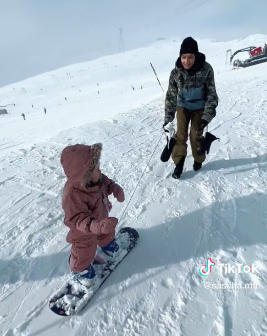 Djevojčica ima godinu dana i obožava snowboard: 'Na stazu ne ide bez svog medvjedića...'