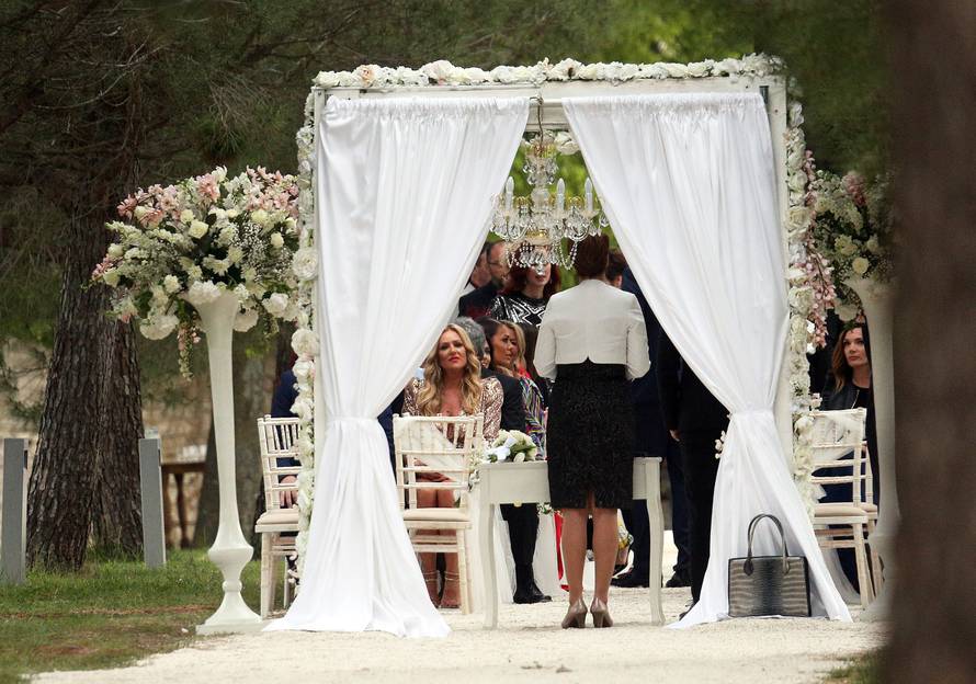 Udala se Maja: Majka ju pratila do Nenada, haljinu radio Mačak