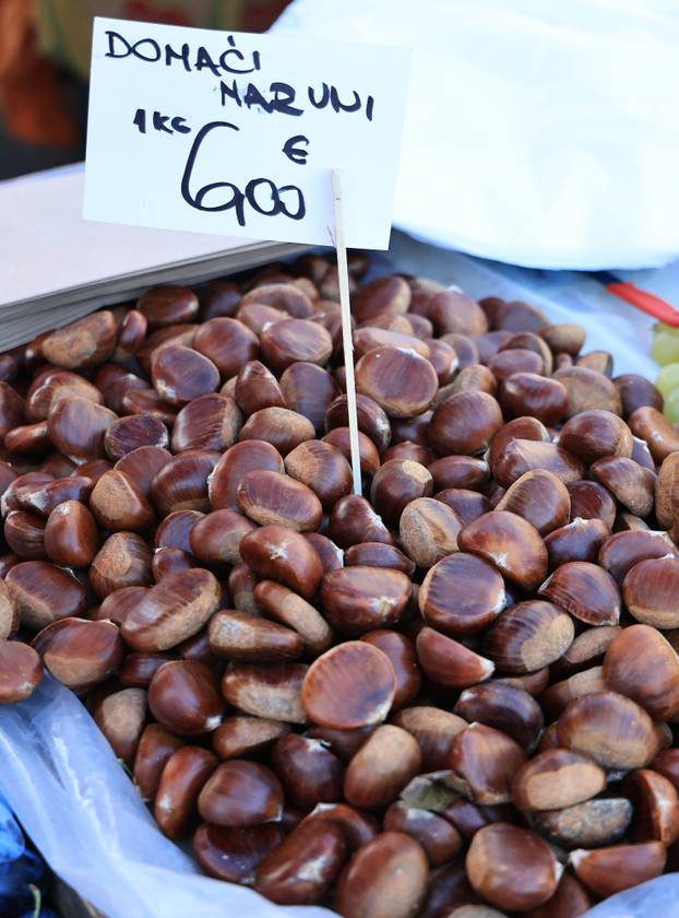 Zagreb: Na Dolac stigli prvi ovogodišnji kesteni, cijene su od 5 do 7 eura