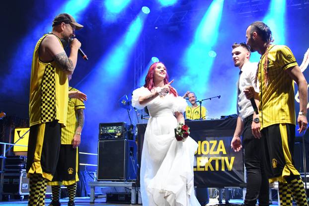 Bjelovar: Mladenci sa svadbe došli na koncert Dubioze i zaplesali s njima na pozornici