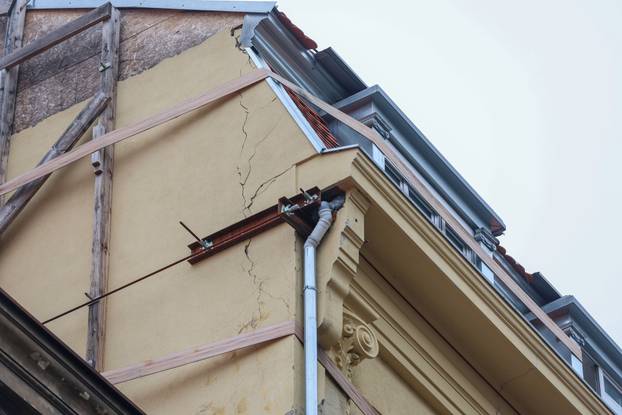 Nevjerojatna scena u centru Zagreba, gurtna još uvijek drži zgradu oštećenu u potresu