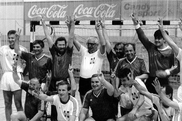 Zagreb: Humanitarni malonogometni turnir političkih stranaka u Domu sportova, 16.4.1990. - 17.4.1990.