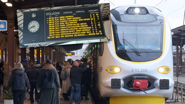 Čitateljica u vlaku Zabok-Zagreb 'Kasni 75 minuta. Trokira kao traktor. Ide naprijed pa nazad'