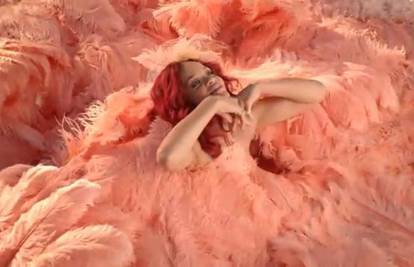 Rihanna u reklami za svoj prvi parfem zavodljiva i romantična