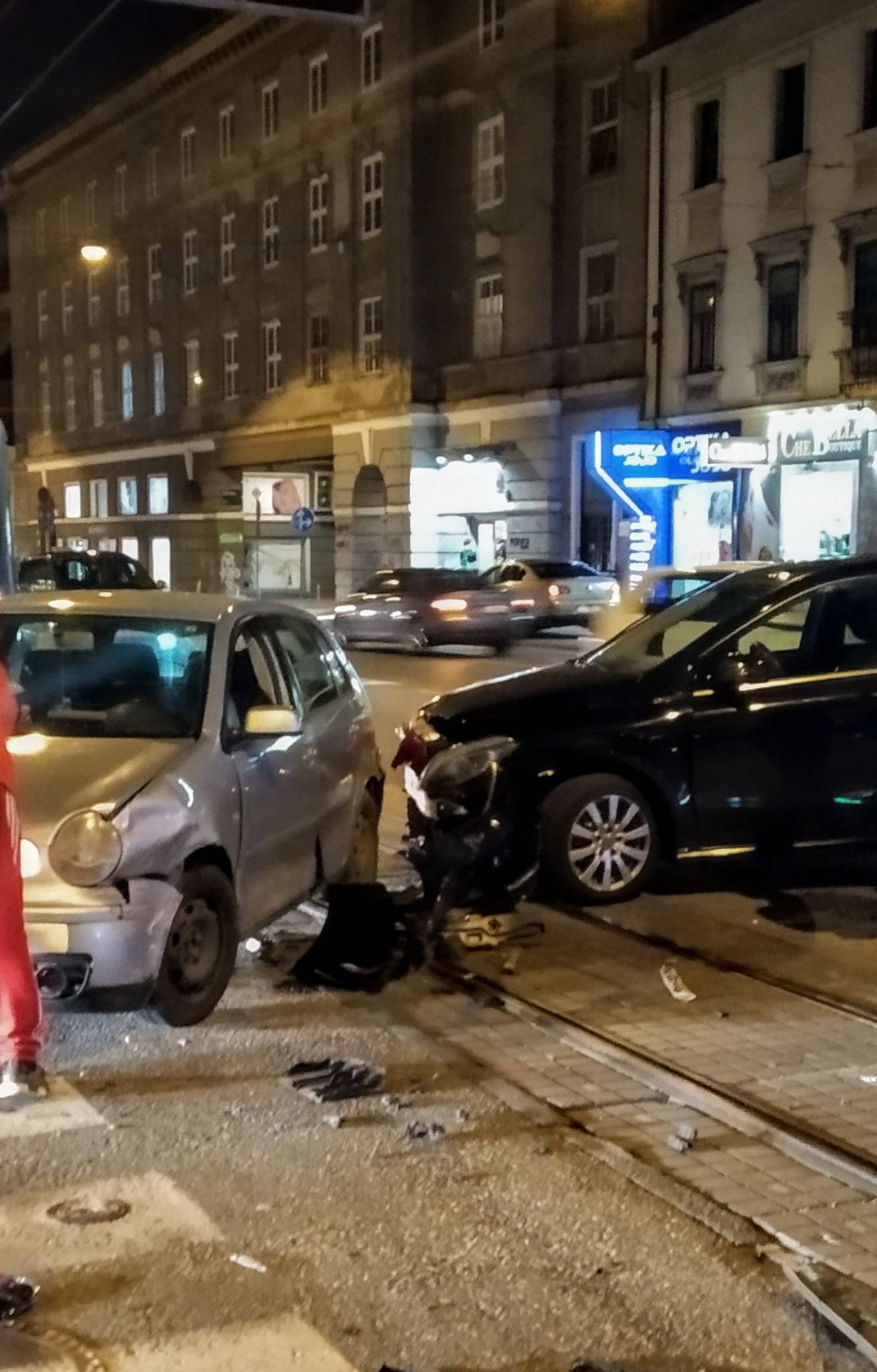 'Posvuda je bilo stakla': Dva auta sudarila se u Zagrebu...