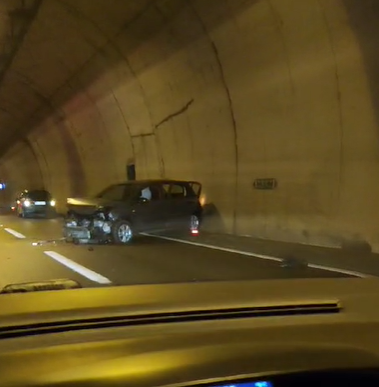 VIDEO Sudar u tunelu na riječkoj obilaznici: Auto se zabio u zid