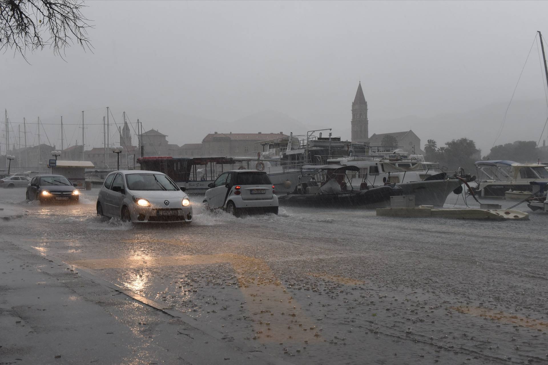 Zbog obilne kiše i juga poplavljene su prometnice Trogira i Čiova