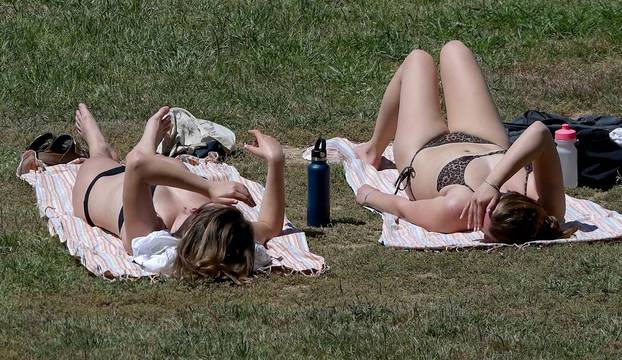 Zadar: Sve je više kupača na zadarskim plažama