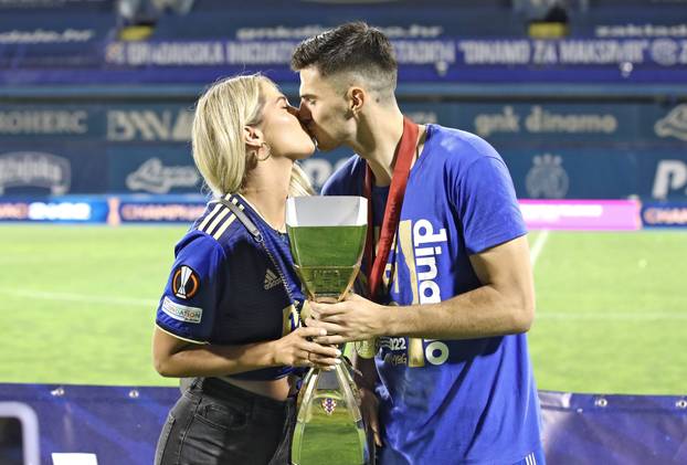 Nogometaši Dinama ponosno pozirali sa svojim obiteljima 