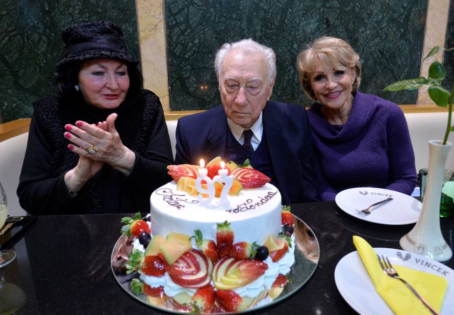 Macho 'frajer': Ronkulin ne želi pusu od pokćerke pred curom