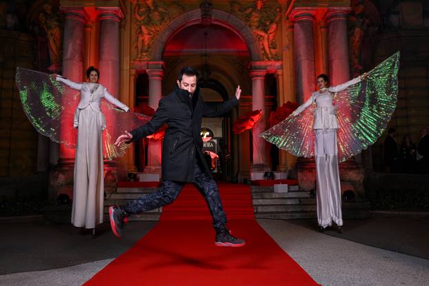 Zagreb: Dolazak uzvanika na dodjelu medijske nagrade "Večernjakova ruža" u Hrvatskom narodnom kazalištu