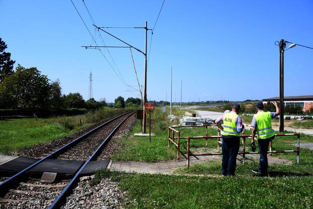 Desetogodišnjaka stresla struja u Križevcima, ribičkim štapom dodirnuo žice na pruzi 