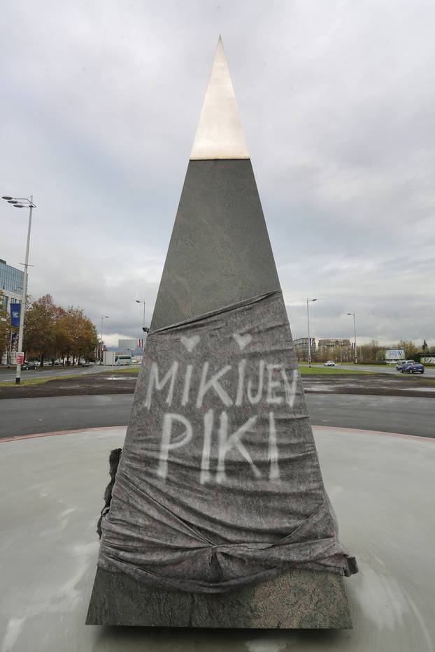 Zagreb: Na granitnoj piramidi osvanuo grafit "Mikijev piki"