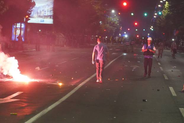 Beograd: Policija rastjerala građane koji su bili okupljeni u Ulici Kneza Miloša, nekoliko građana ozlijeđeno