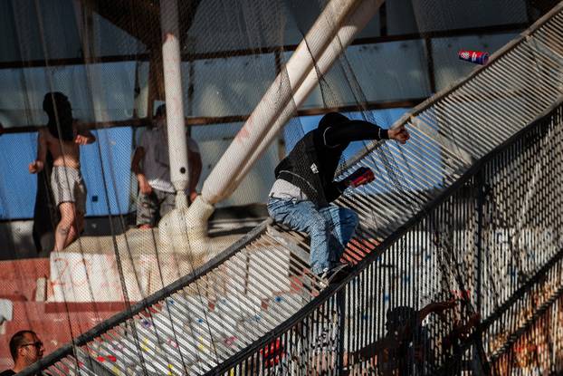 Split: Interventna policija ispratila "navijače" nakon utakmice Hajduk i Dinamo 